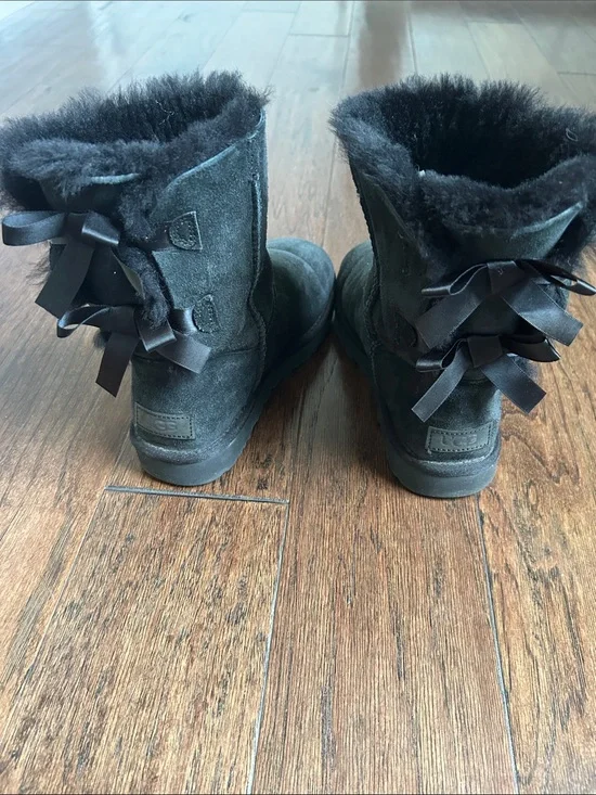 Women's UGG size 7 Black Suede Fur-Lined Ankle Boots with Bow Detail