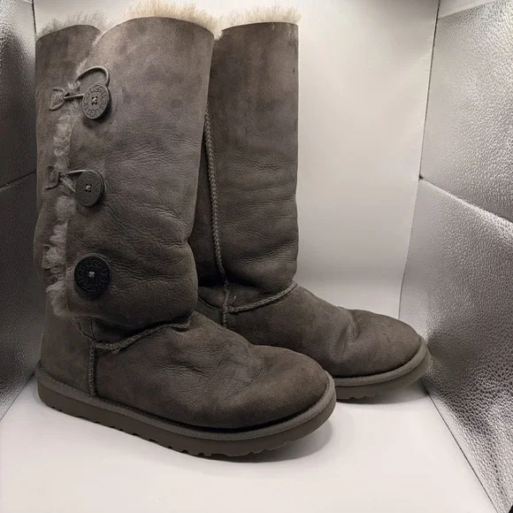 UGG Australia Bailey Button Triplet Boots Womens 9 Gray Sheepskin Winter 1873