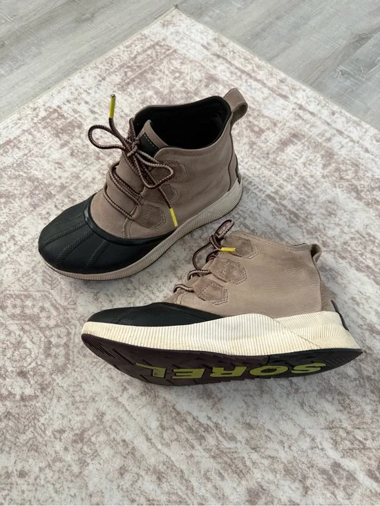 Sorel Taupe and Black Leather Waterproof Duck Boots women’s 7