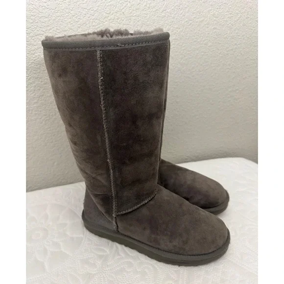 Ugg Classic Tall Boots Gray Suede Sheepskin Lined Size 7