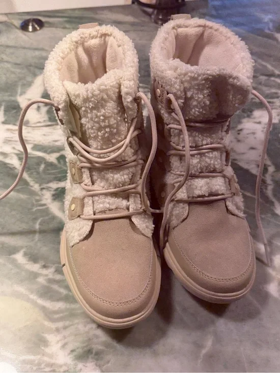 SOREL Sherpa Joan boots like new worn twice
