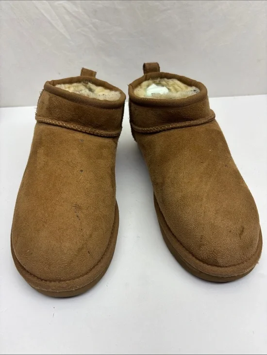 UGG mini classic short boots, SZ 7 women’s, box 1 G