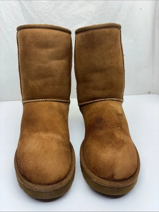 UGG Classic Short Boots, women’s size 8, box 76