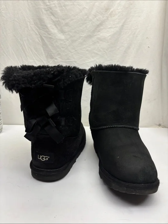 UGG Women's Short Bow Back Suede Boots - Black, size 6, box 76