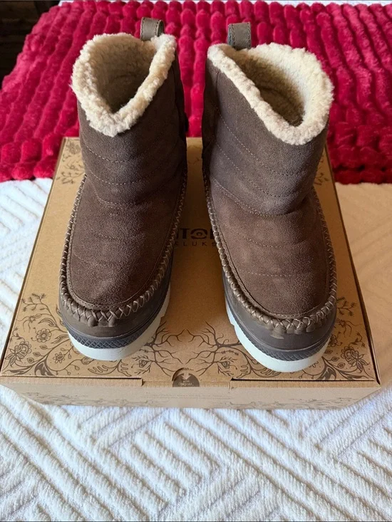 Women’s Brown Suede Shearling-Lined Winter Boots