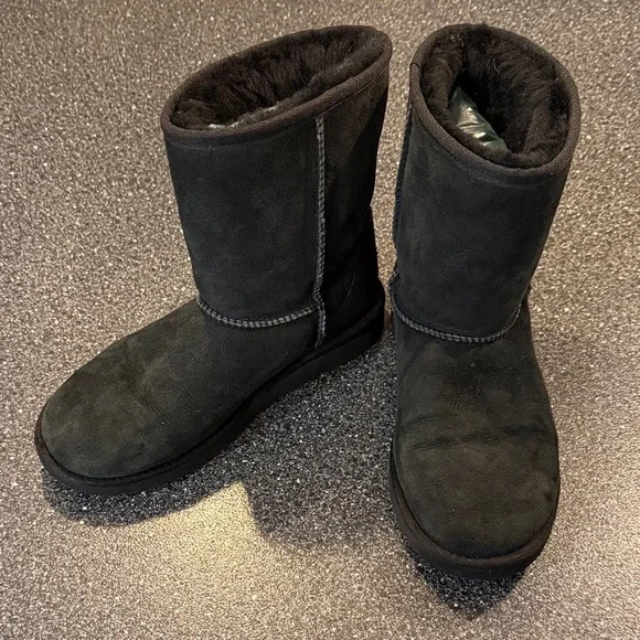 UGG Women's Black Classic Short II Winter Boots - size 6