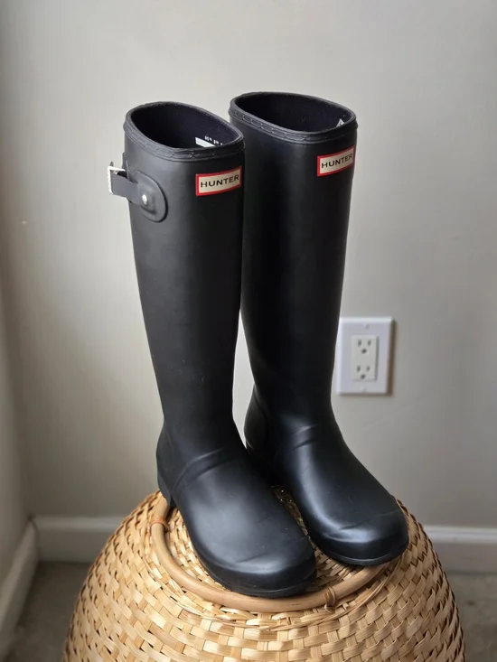 Hunter Women's Original Tall Rain Boots in Black W/ Tall Lining Socks & Bag