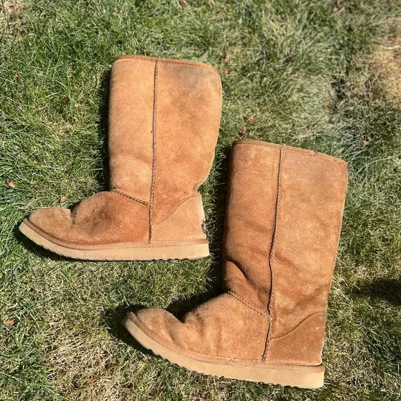 UGG Classic Tall II Boot in Chestnut Suede Sheepskin Women's Size 7