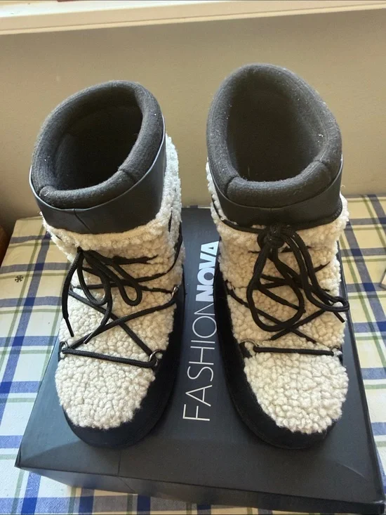 Fashion Nova Maybe For You Flat Boots. 7 Cream & Black Sherpa Lace-Up
