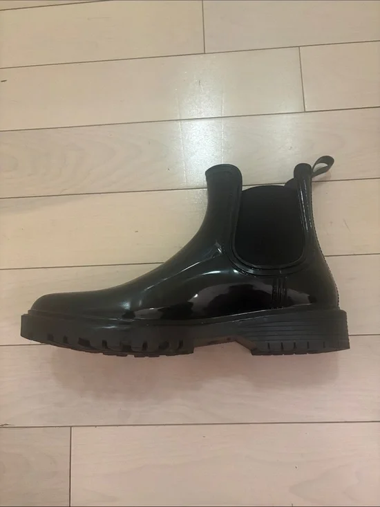 Women’s Black Gloss Chelsea Boots - Sleek Slip-On Design