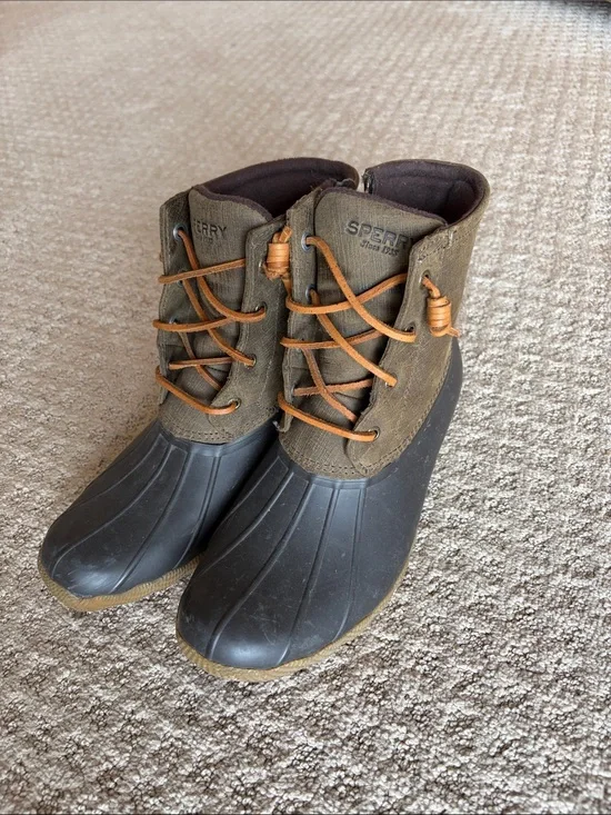 Sperry Saltwater Lace-Up Duck Boots in Olive/Brown