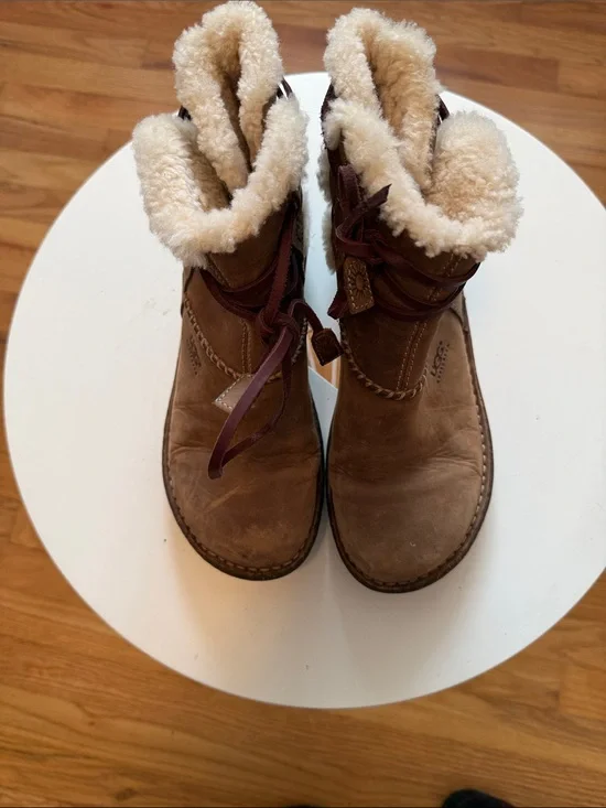 Preowned Women’s Size 7 Brown Leather UGG Cove ankle boots