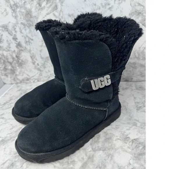 UGG Classic Short Logo buckle Black Suede Sheepskin Boots rare Womens 8