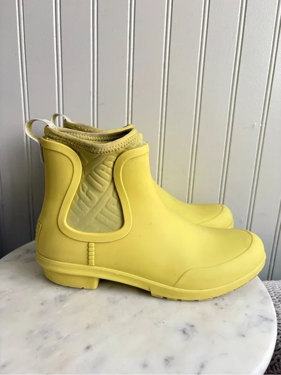 UGG Chelsea Ankle Rain Boots Women’s 6 Yellow Rubber Outdoors Autumn Winter Boho