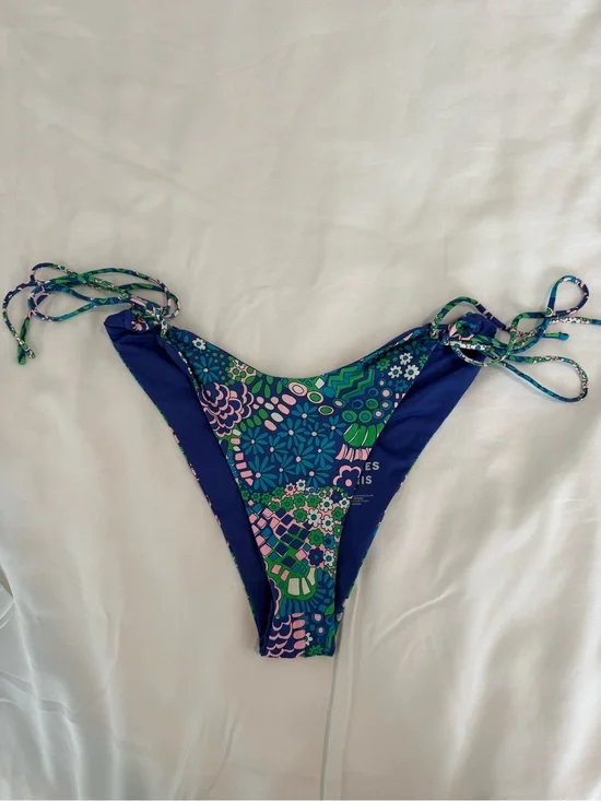 Frankie’s Bikinis x Hailee Steinfeld Floral Tie-Side Bikini Bottoms – Blue/Green