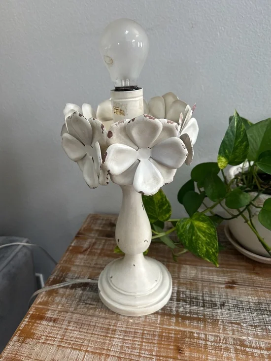 Distressed White Metal Flowers Blossom Table Top Lamp/Vintage Style Lamp Works