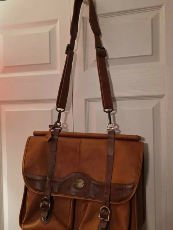 Vintage Messenger Bag in Tan/Brown with Adjustable Strap. Excellent Condition