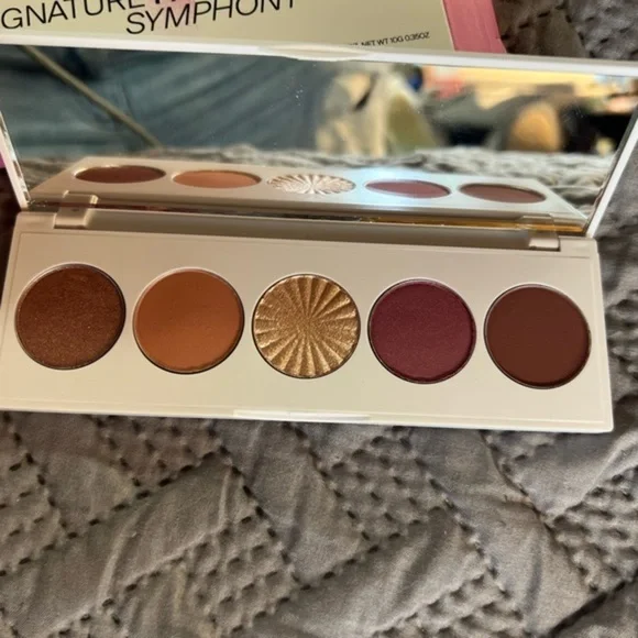 OFRA Signature eyeshadow palette​​​​