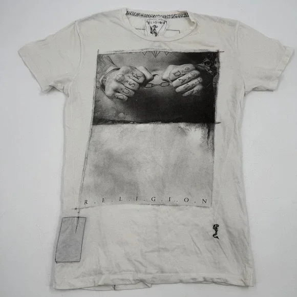 Religion Graphic Print T Shirt Mens Small Beige Tattoo Hand Chain Portugal‎