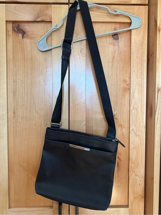 Tumi Saffiano Novara black crossbody messenger bag purse