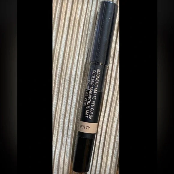 NUDESTIX Magnetic Matte Eye Color - Putty FULL SIZE