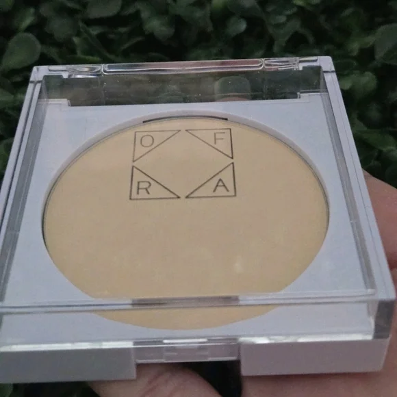 NIB Ofra Pure Matte Finishing Powder in shade Fair Shine Control 7g 0.25oz
