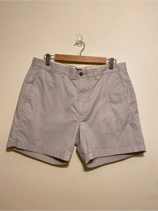 J. Crew Men's Flat-Front Chino Shorts in Light Gray. Size 33 . Style BE050