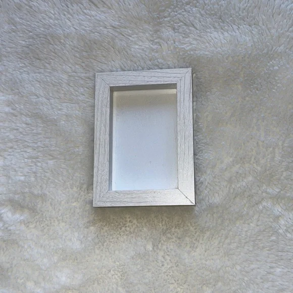 Sixtrees empty new with tag 7 x 5 inches frame White and a depth 1 inches