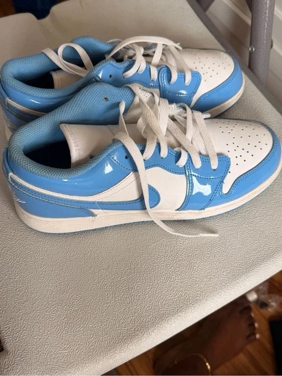 Jordan Kids Low-Top Sneakers in Light Blue and White