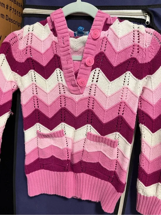 The Children's Place Chevron V-Neck Sweater in Pink and White
