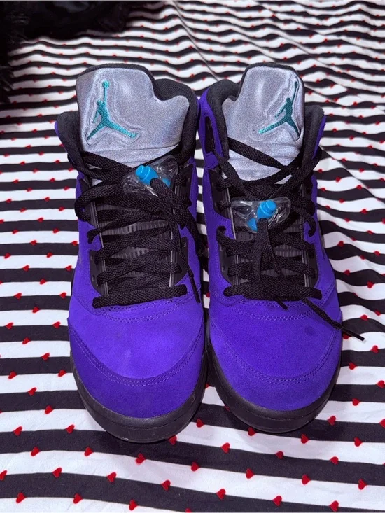 Jordan mens Purple and Black Retro Basketball Sneakers