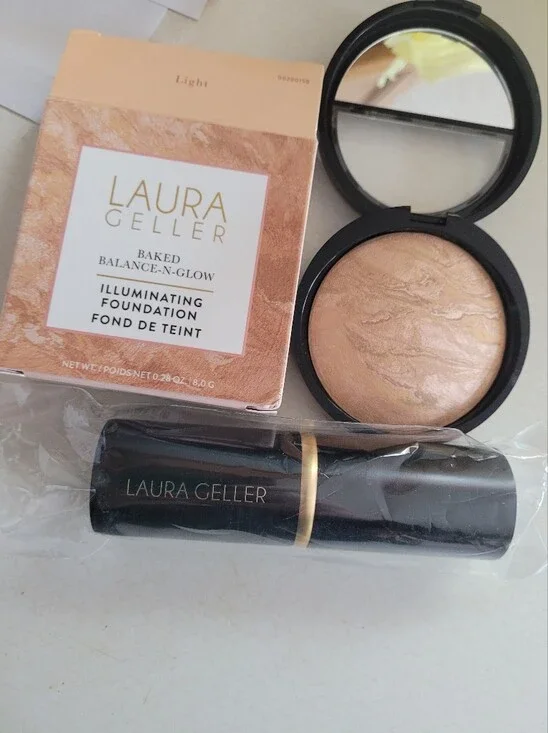 Laura Geller Baked Balance-n-Glow Illuminating Foundation - In Light With Brush