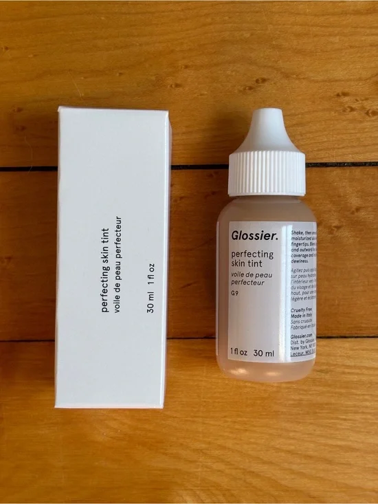 NIB Glossier Perfecting Skin Tint for Dewy Sheer Coverage in G9 - Medium Warm