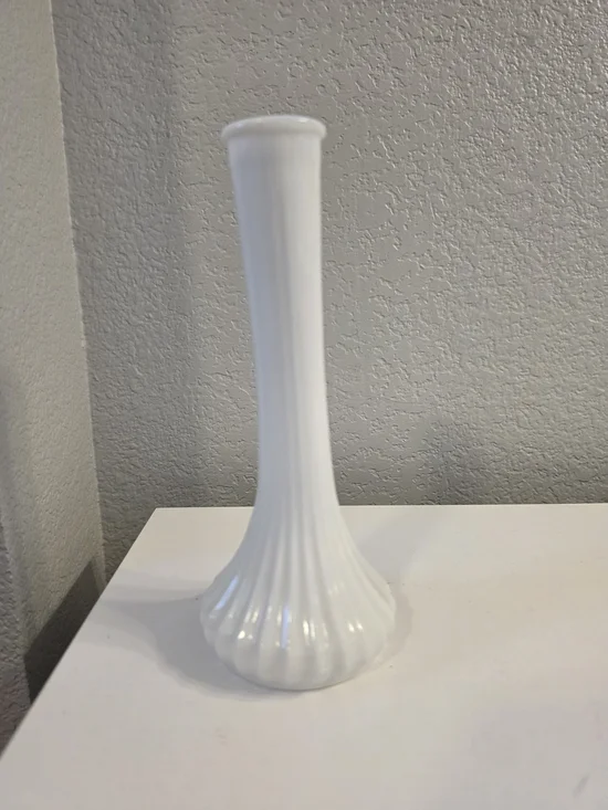 Elegant White Ribbed Ceramic Bud Vase - Modern Accent