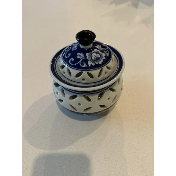 Bombay Company Potpourri Jar‎ Blue White Floral With Lid 6