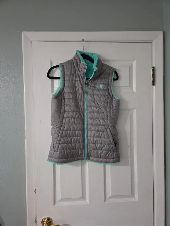 The North Face Girl's Reversible Mossbud Swir Vest Silver/Mint Green. L