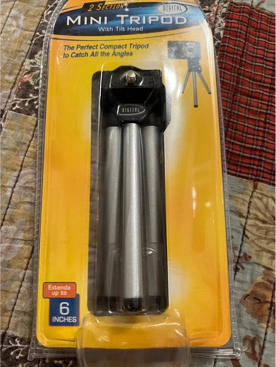 Mini tripod with tilt head
