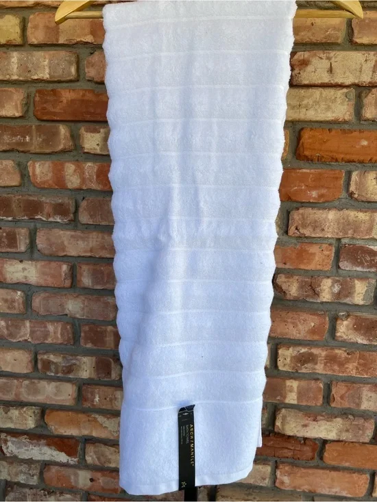Ultra-Soft White Ribbed Bath Towel byArch/Mantle. New with tags 100% cotton.