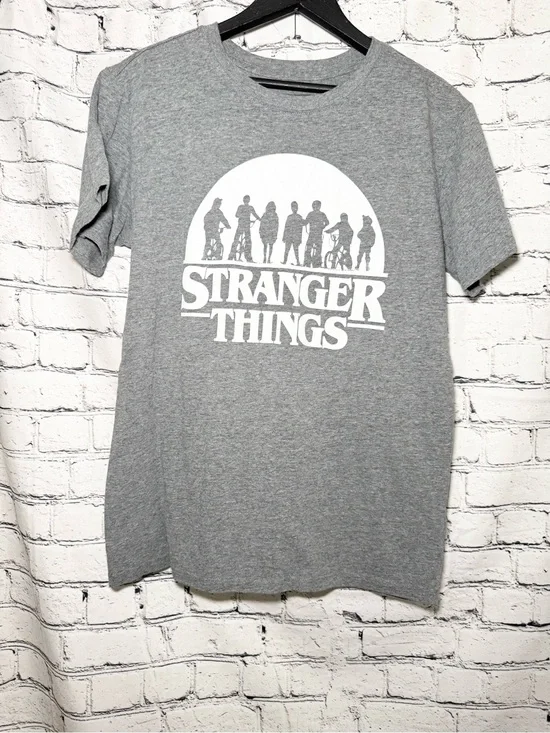 Stranger thing. Graphic tshirt. Size L