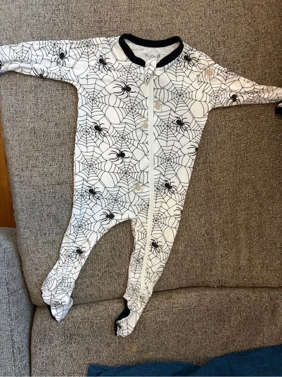 Kyte Baby White & Black Spider Web Zip Footed One-Piece