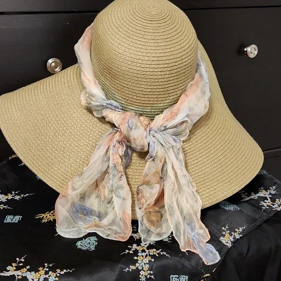 Green Summer Hat With Scarf