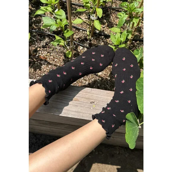 Le Bon Shoppe - Petal Ruffled Hugger Crew Socks | Black Petal