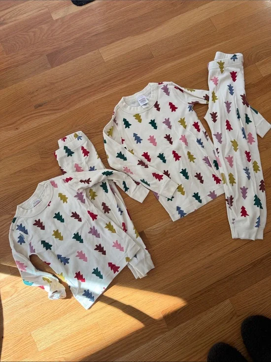 2 pack Hanna Andersson Cream Pajama Set with Multicolor Tree Print
