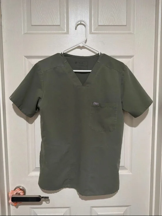 FIGS Men's Chisec Scrub Top Moss