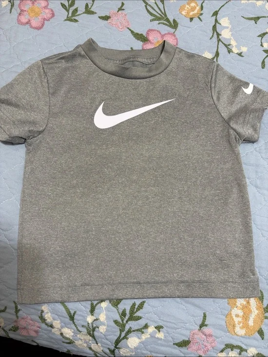 Nike Dri-Fit Pullover SS TShirt Grey & White PreOwned Size 3T