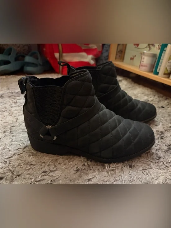 Teva Women’s 7.5 De La Vina Dos waterproof Leather Black Quilted Ankle Shoes