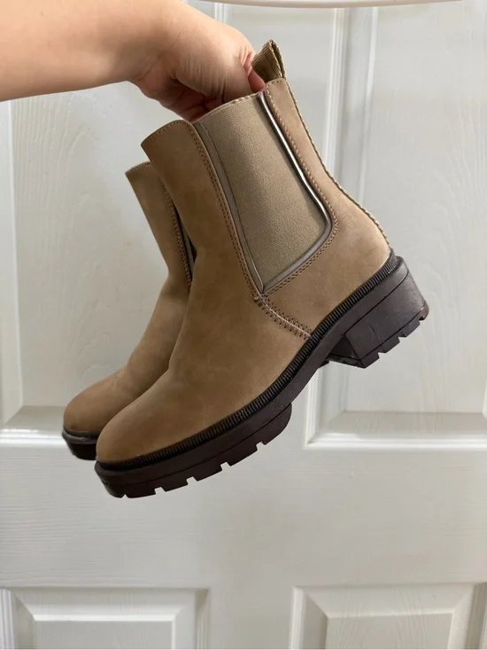 Women’s Chelsea Lug Sole Ankle Boots in Taupe