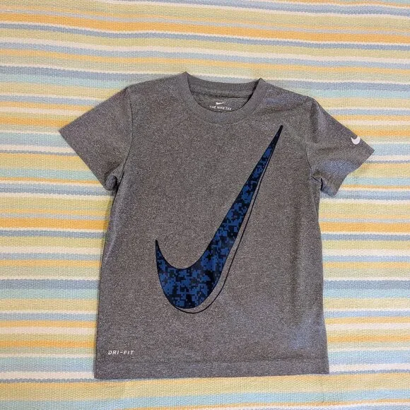 Boy's The Nike Tee Dri-Fit Swoosh graphic size 7