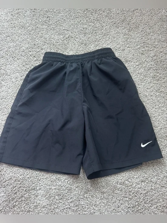 Boys black NIKE shorts - M