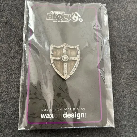 Nerd Block Gamer Block Exclusive‎ Medieval Wooden Shield Collectible Pin